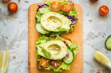 avokado ve kahvaltı için salata diyet sandviç 