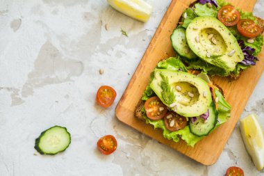 avokado ve kahvaltı için salata diyet sandviç 