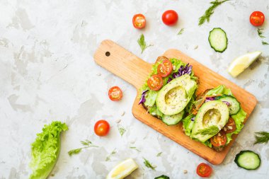 avokado ve kahvaltı için salata diyet sandviç 