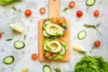 avokado ve kahvaltı için salata diyet sandviç 