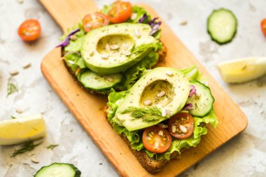 avokado ve kahvaltı için salata diyet sandviç 
