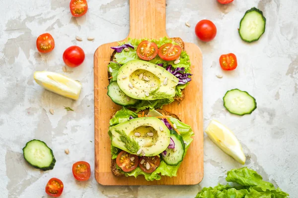 Dietary mackor med avokado och sallad till frukost — Stockfoto