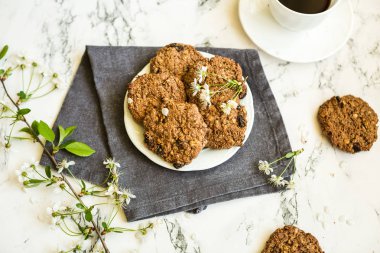 Bir fincan kahveli yulaflı kurabiye.