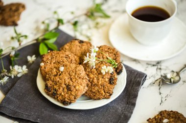 Bir fincan kahveli yulaflı kurabiye.