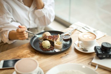 Bir kafede kahvaltı, yulaf lapası ve lezzetli tatlılar.
