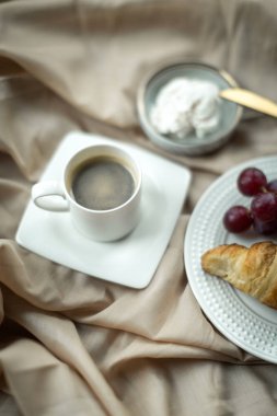 ay çöreği ve peynirli güzel bir kahvaltı.