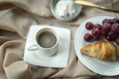 ay çöreği ve peynirli güzel bir kahvaltı.