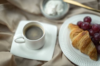 ay çöreği ve peynirli güzel bir kahvaltı.