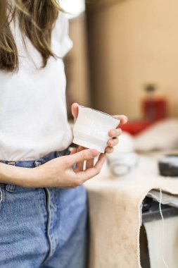 Çömlekçi kız çömlek atölyesinde