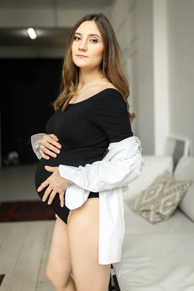 Schwangere 8 Monate alte Frau im weißen Hemd — Stockfoto