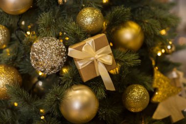 Altın Noel ağacı süslemeleri, metin için yer