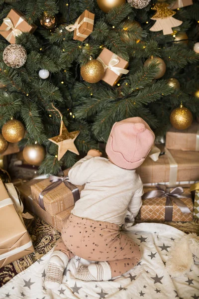 Petite fille joue avec des jouets sous le sapin de Noël — Photo