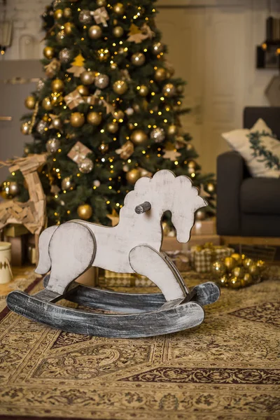 Intérieur de Noël avec arbre de Noël élégant et cheval à bascule — Photo