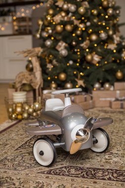 Noel ağacının yanındaki çocuk tekerlekli sandalyesi.