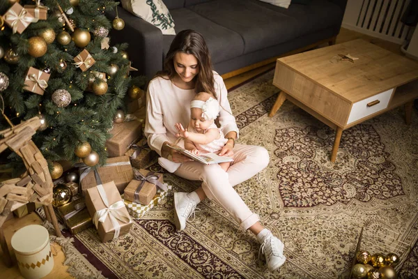 Mãe com filha sobre na árvore de ano novo, natal — Fotografia de Stock