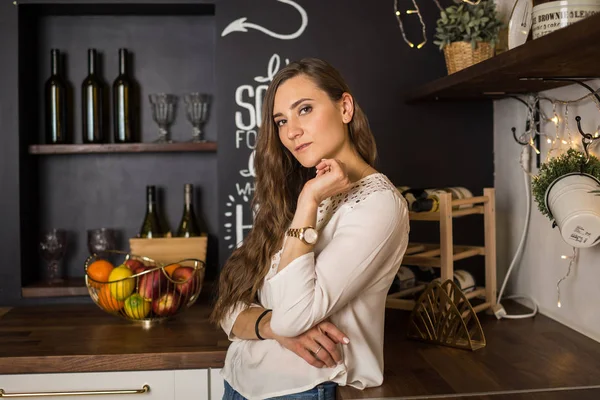 Mujer joven en la cocina con frutas —  Fotos de Stock