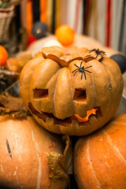 Cadılar bayramı için oyulmuş kabak surat