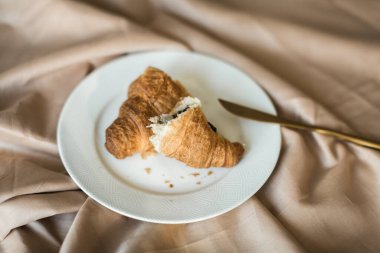 Yatakta Fransız kahvaltısı: Çikolatalı kruvasan.