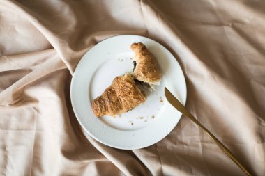 Yatakta Fransız kahvaltısı: Çikolatalı kruvasan.