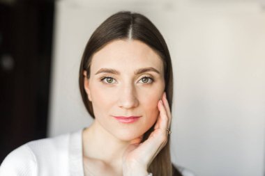 Beyaz arka planda genç bir kadının portresi