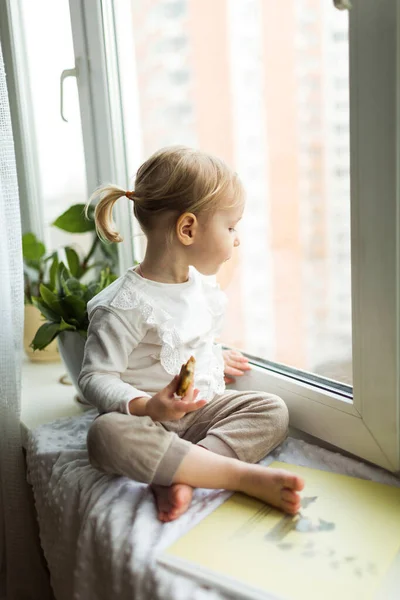 Little Girl Sitting Cookies Windowsill House Self Isolation Home — Stock Photo, Image