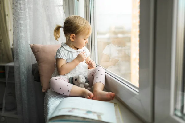 Petite Fille Assise Sur Rebord Fenêtre Maison Auto Isolement Quarantaine Images De Stock Libres De Droits