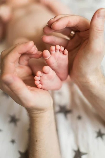 Padre Bebé Papá Sostiene Sus Manos Las Piernas Hijo Concepto —  Fotos de Stock