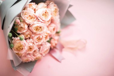 Güzel bir buket taze pembe gül, eski tarz.