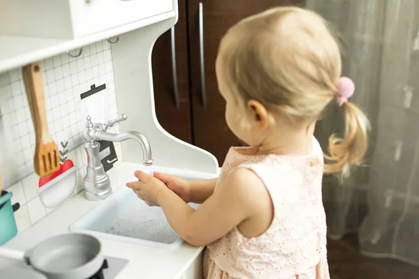 Klein Meisje Wast Haar Handen Met Zeep Kinderkeuken Handhygiënevoorschriften Rechtenvrije Stockfoto's