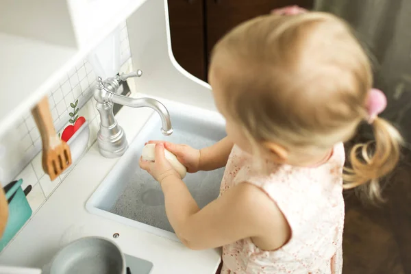 Klein Meisje Wast Haar Handen Met Zeep Kinderkeuken Handhygiënevoorschriften Stockafbeelding