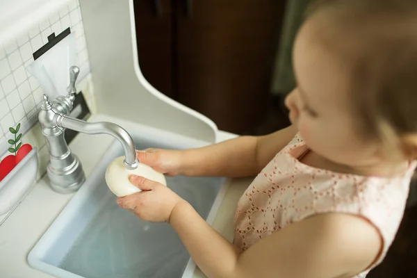 Klein Meisje Wast Haar Handen Met Zeep Kinderkeuken Handhygiënevoorschriften Rechtenvrije Stockafbeeldingen