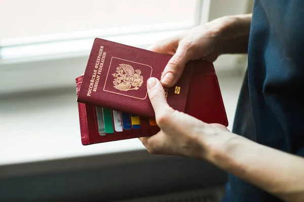 Mulher Detém Passaporte Estrangeiro Casa Pela Janela — Fotografia de Stock