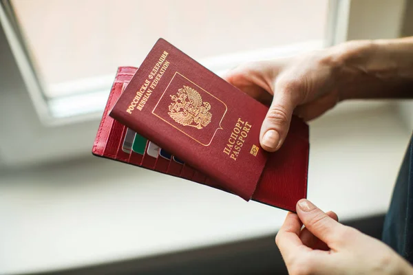Passaporte Estrangeiro Federação Russa Realizada Por Mãos Femininas — Fotografia de Stock