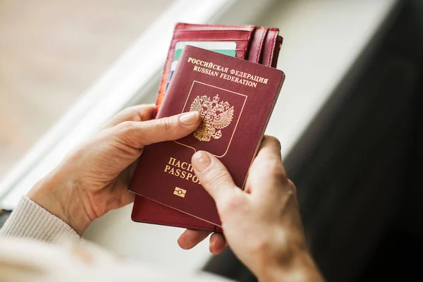 Passeport Étranger Fédération Russie Est Détenu Par Des Mains Féminines Images De Stock Libres De Droits