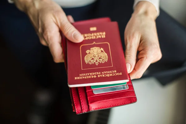 Buitenlands Paspoort Van Russische Federatie Wordt Handen Van Vrouwen Gehouden Stockfoto