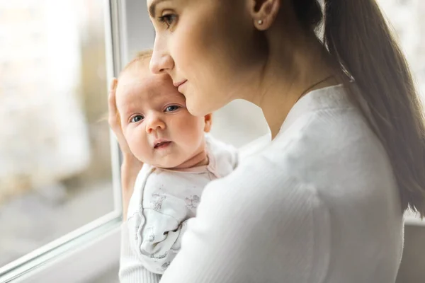 Heureuse Maman Tient Bébé Dans Ses Bras Concept Maternité Heureuse Image En Vente