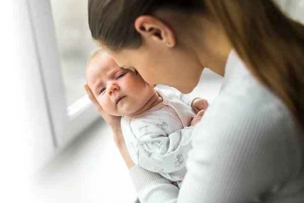 Gelukkige Moeder Houdt Baby Haar Armen Gelukkig Moederschap Concept Stockfoto