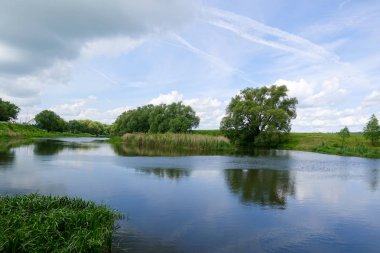 Yaz aylarında güzel doğal nehir