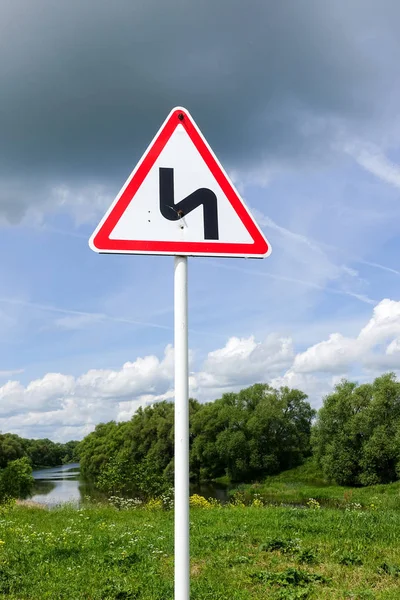 Дорожный знак на фоне реки — стоковое фото