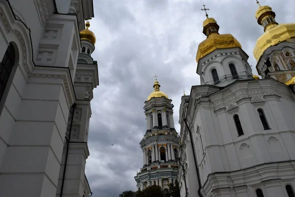 Kiev, Ukrayna, 24 Ağustos 2017 : Pechersk Lavra manastırlarının cepheleri