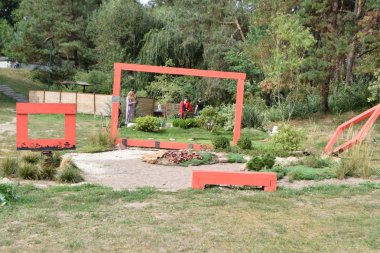 İnsanlar şehir parkında yaz dinlenme görünümünü