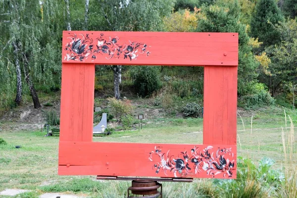 Cornice Legno Rosso Nel Parco Cittadino — Foto Stock