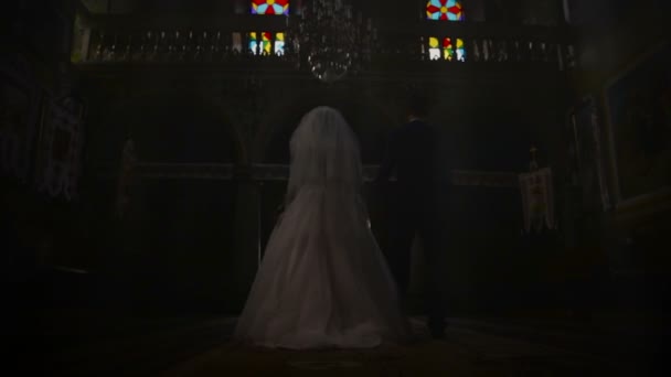 新娘和新郎走出教堂 — 图库视频影像