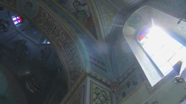 Luz del sol en la iglesia — Vídeo de stock