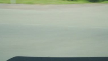 Araba, otobüs, tren pencere görünümünden.