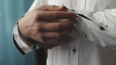 Parlak kol düğmesi..... .adam kullanıyor
