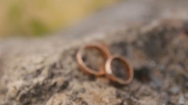 Alyans üzerine bir stone