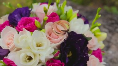 Alyans bouquet üzerinde