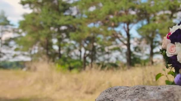 Ramo de bodas y anillos de boda en una piedra — Vídeos de Stock