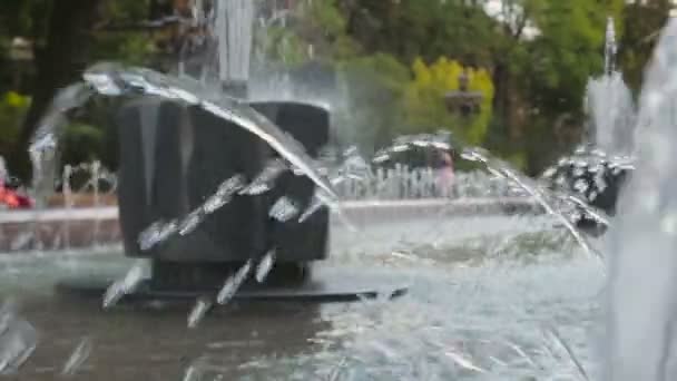 Красивый фонтан на улице — стоковое видео
